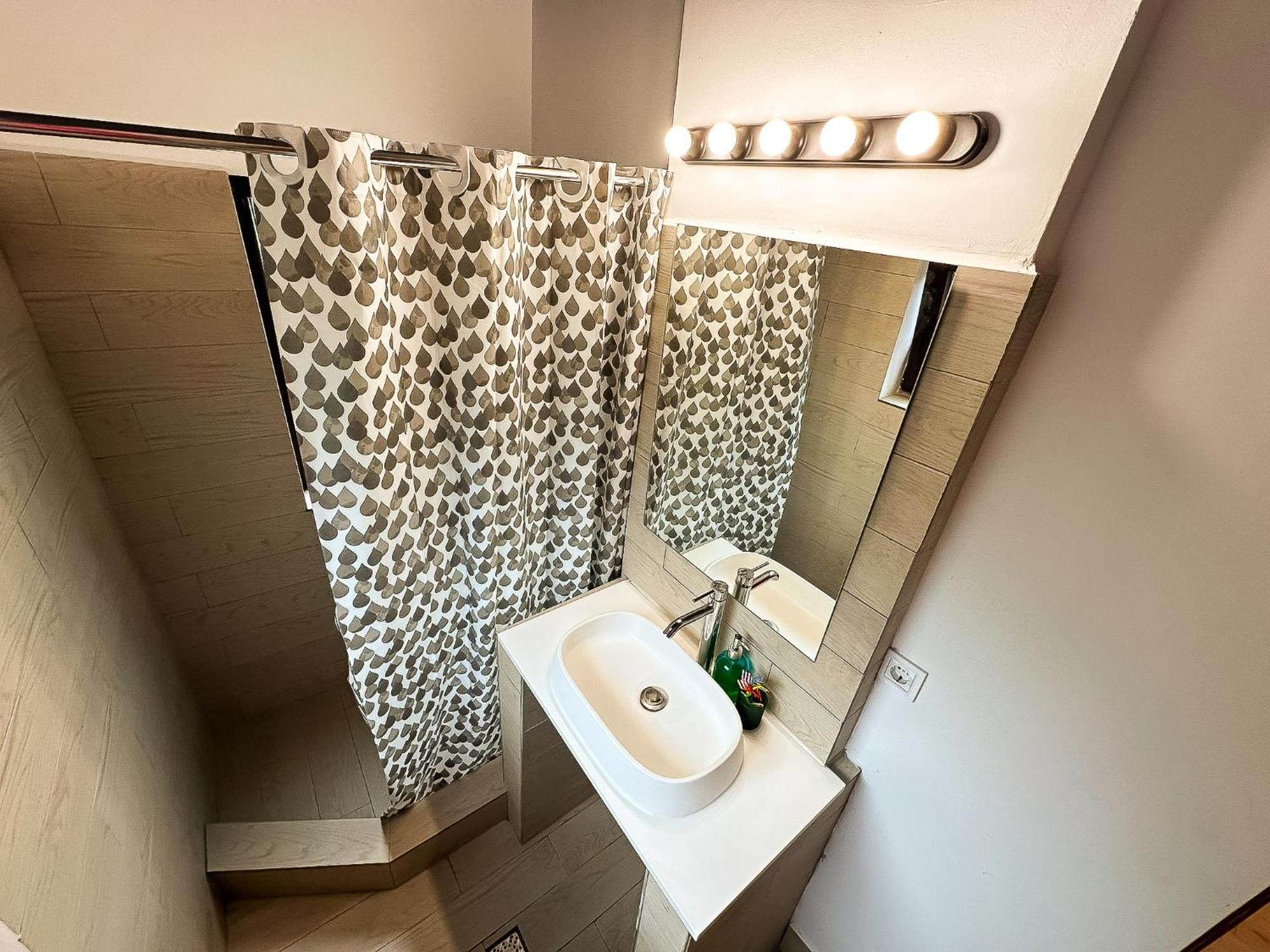 The Bridge - Central Studio With Free Parking Craiova Esterno foto