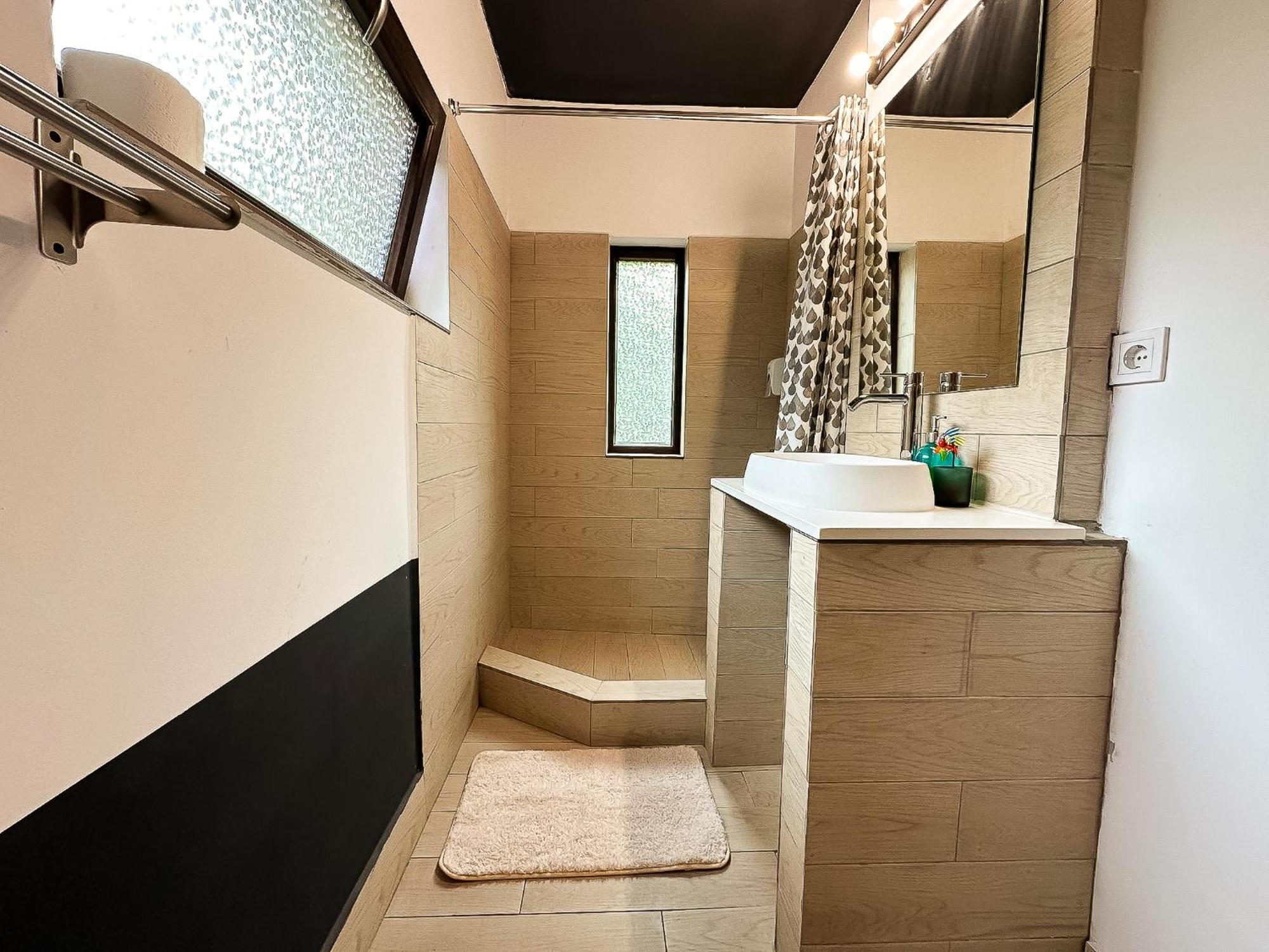 The Bridge - Central Studio With Free Parking Craiova Esterno foto